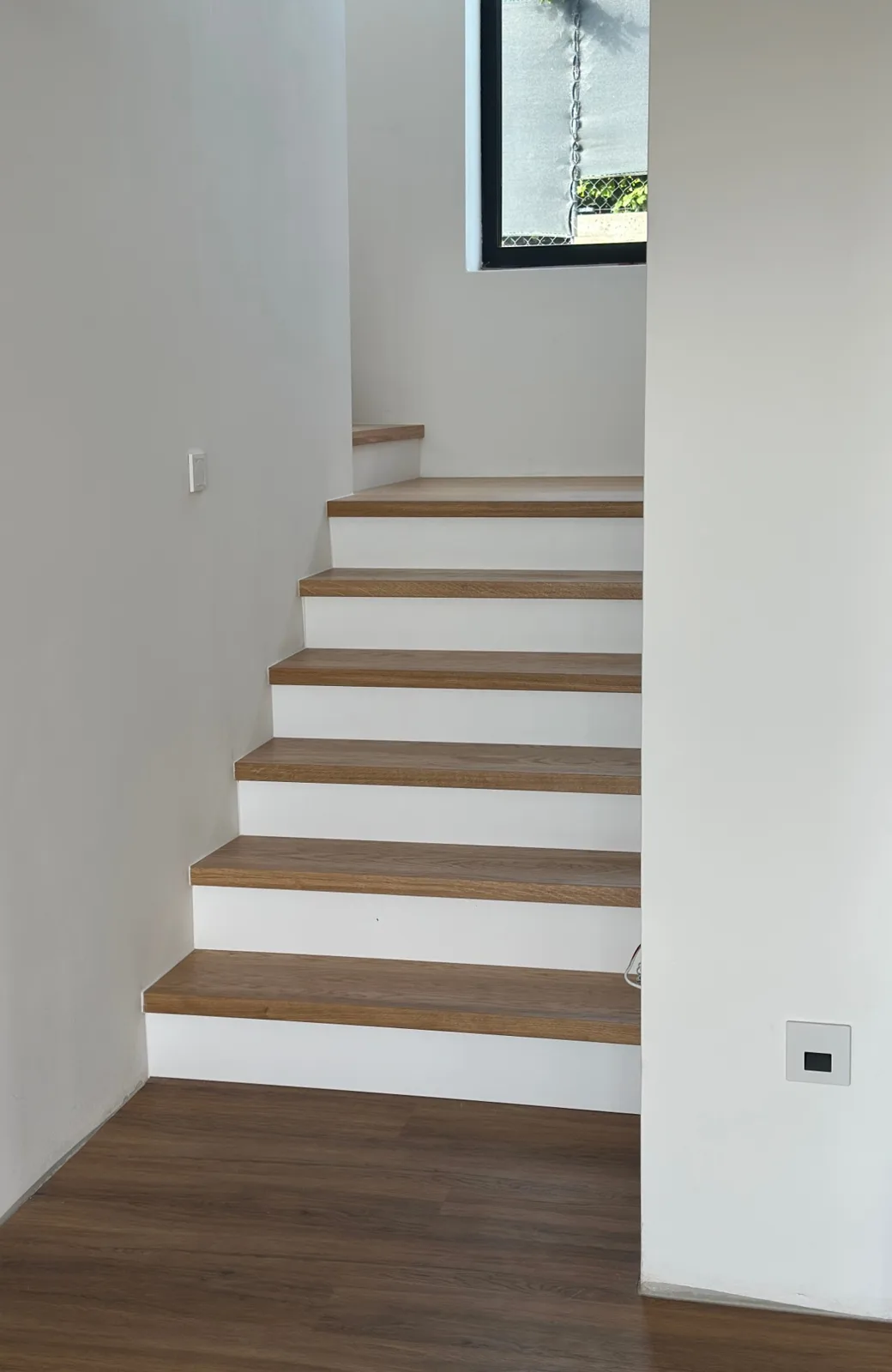Obklad betonového schodiště dubovými stupni