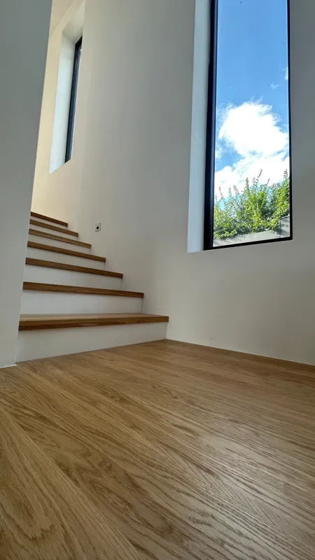 Dubová podlaha navazující na schodiště