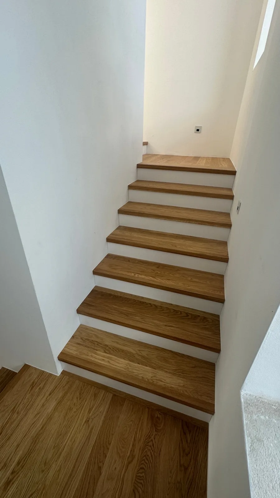Dubové stupně s bílými podstupnicemi