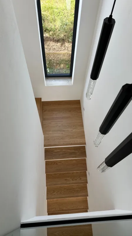 Dubové schodiště při pohledu shora